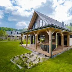 Drewniany domek z tarasem i jacuzzi w otoczeniu zieleni, Bieszczady.