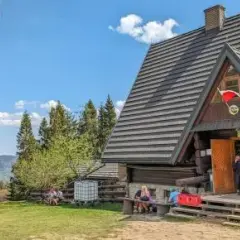Bacówka na Rycerzowej: Szlaki, noclegi, racuchy czy to miejsce dla Ciebie?