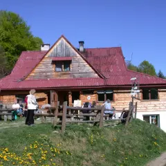 Bacówka pod Bereśnikiem: Twój przewodnik. Racuchy, szlaki, noclegi!
