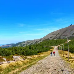 Śnieżka z dzieckiem? Poradnik: szlaki, co zabrać, bezpieczeństwo!
