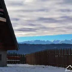 Bacówka na Maciejowej: Przewodnik po Gorcach. Szlaki, widoki, szarlotka