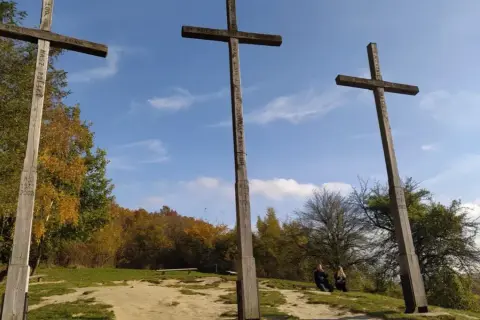 Góra Trzech Krzyży: Ile minut na szczyt? Wybierz swoją trasę!