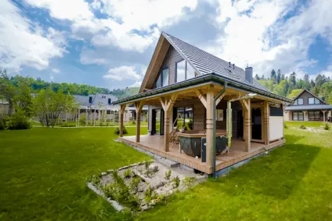 Drewniany domek z tarasem i jacuzzi w otoczeniu zieleni, Bieszczady.