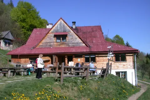 Bacówka pod Bereśnikiem: Twój przewodnik. Racuchy, szlaki, noclegi!