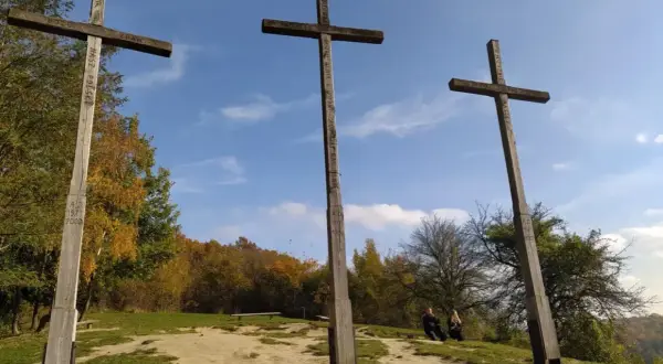 Góra Trzech Krzyży: Ile minut na szczyt? Wybierz swoją trasę!