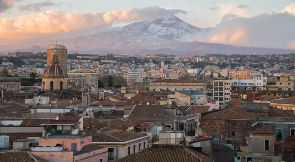 Katania: Przewodnik po sycylijskiej perle Etna, atrakcje, smaki