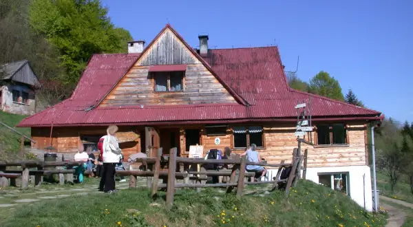Bacówka pod Bereśnikiem: Twój przewodnik. Racuchy, szlaki, noclegi!