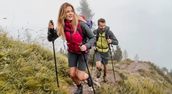 Kijki trekkingowe: Jak wybrać komfort i bezpieczeństwo w górach?