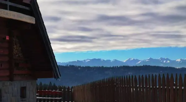 Bacówka na Maciejowej: Przewodnik po Gorcach. Szlaki, widoki, szarlotka