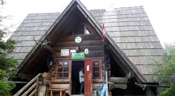 Bacówka pod Małą Rawką: Przewodnik po kultowym schronisku w Bieszczadach