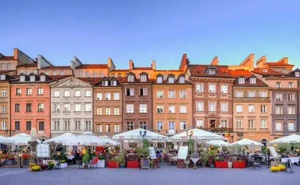 Nocleg w Warszawie: Ile kosztuje i jak nie przepłacić? Poradnik.