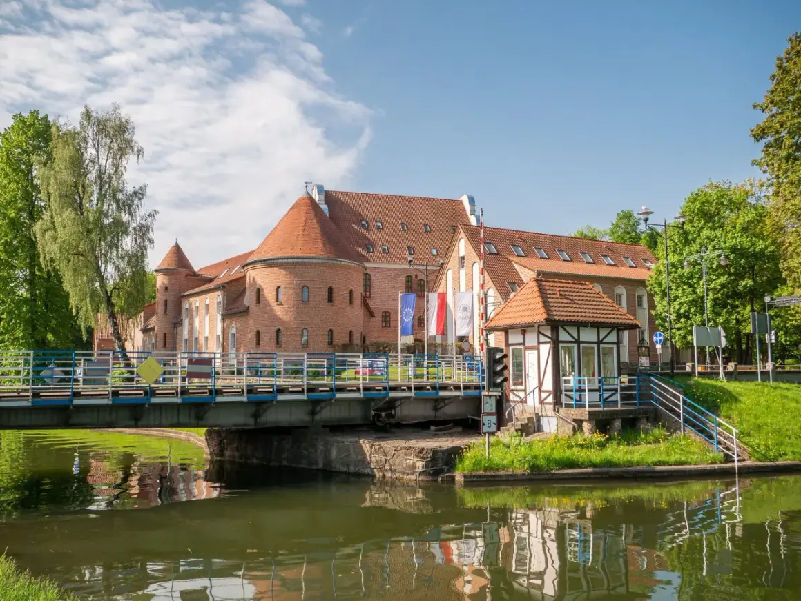 Mrągowo: Co zwiedzić? Odkryj Mazury poza Piknikiem Country!