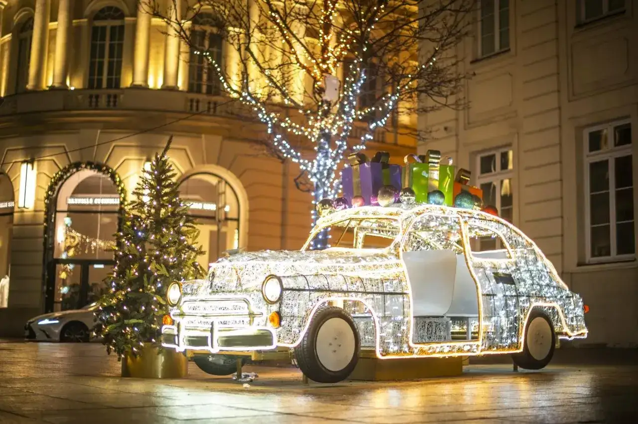 Warszawa zimą iluminacje Trakt Królewski