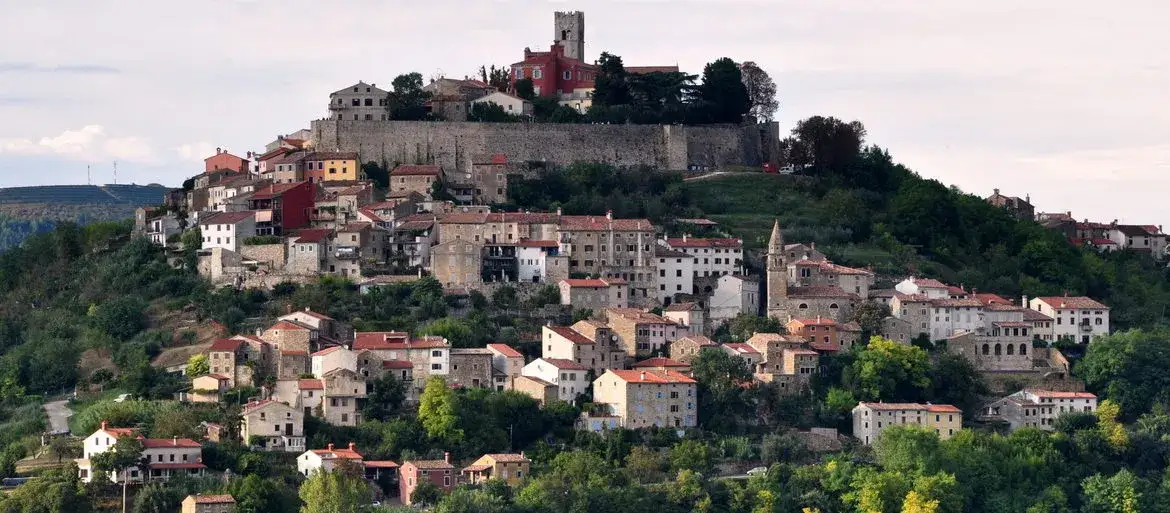 Motovun miasto na wzgórzu