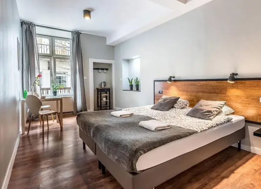 Różne typy zakwaterowania w Krakowie: hostel, hotel, apartament