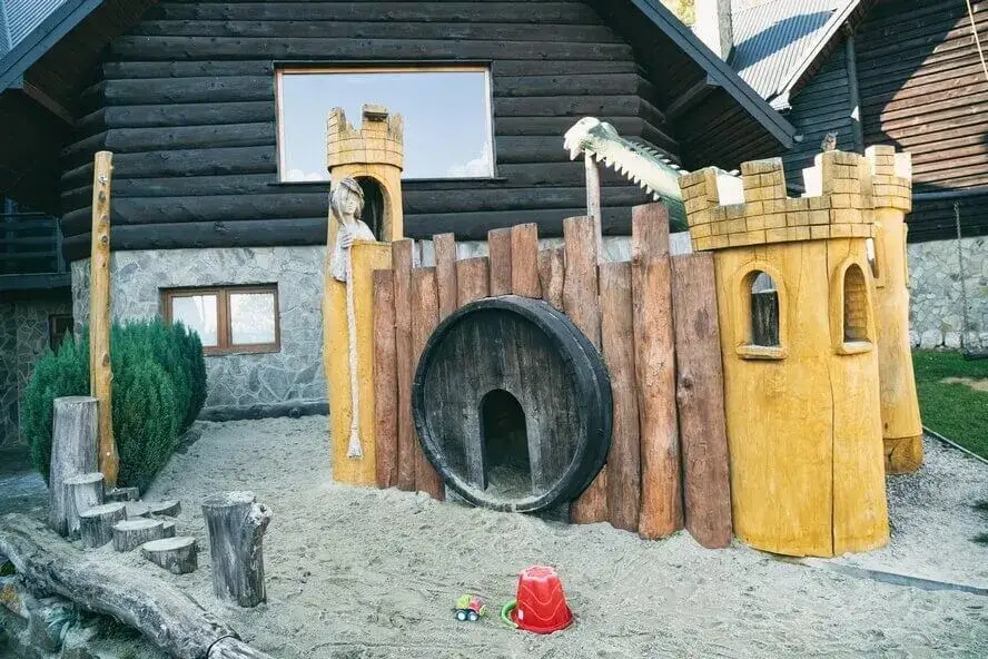 Bacówka Biały Jeleń mini zoo dla dzieci, plac zabaw