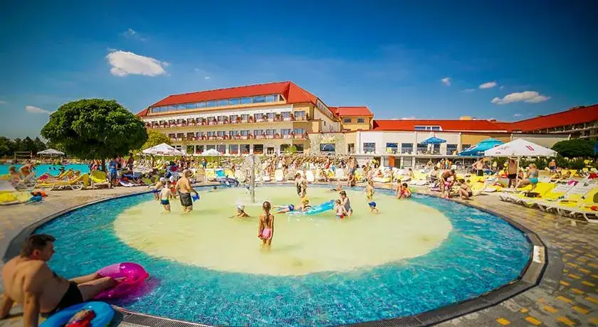 Mikołajki Park Wodny Tropikana plaża miejska