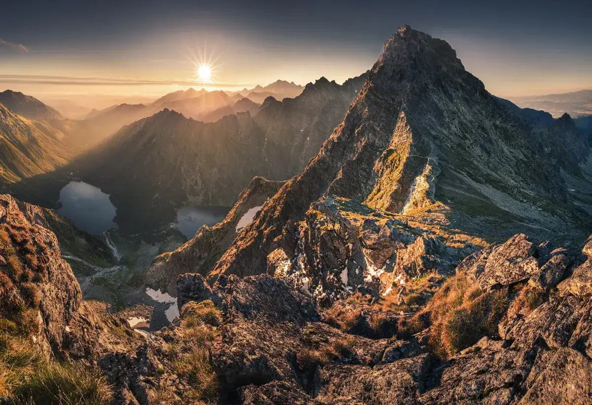 inspirujący szlak g&oacute;rski w słońcu