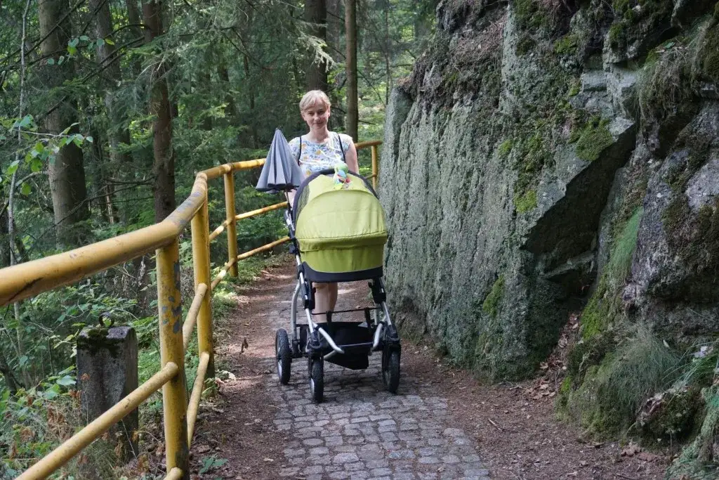 rodzice z wózkiem w górach