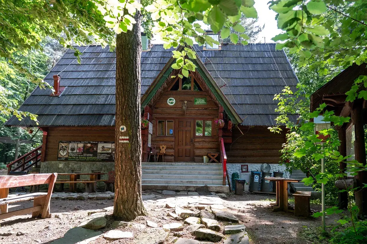 Bacówka PTTK w Bartnem budynek z otoczeniem