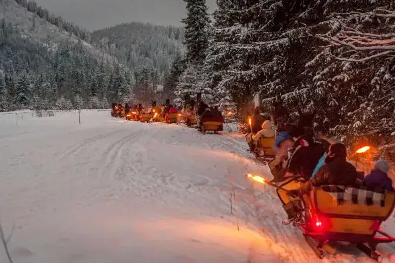 Kulig z pochodniami w g&oacute;rach