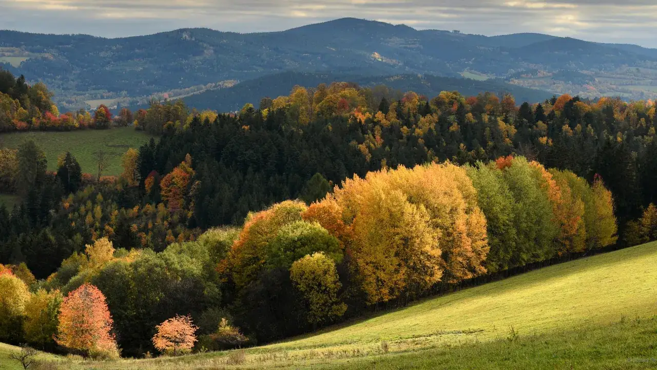 Malownicze, spokojne góry Sudety jesienią